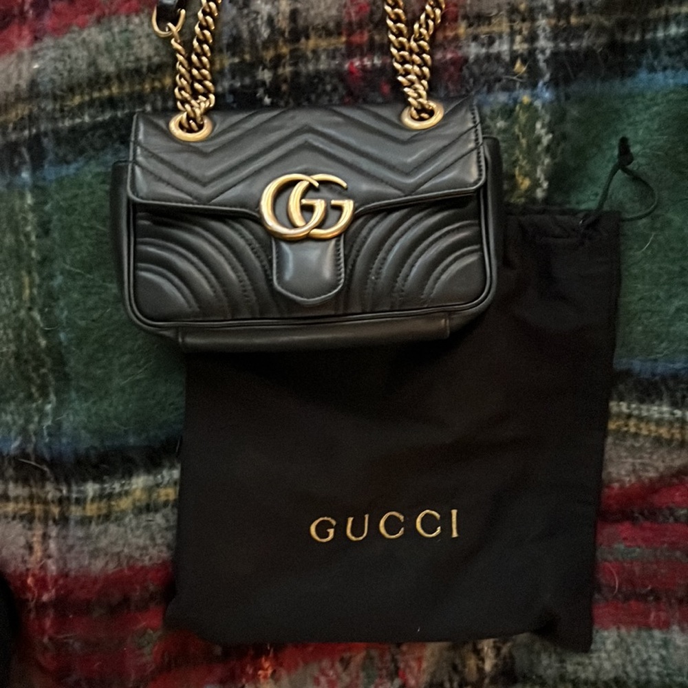 100% authentic Gucci marmont black leather handbag with gold chain hardware - Picture 2 of 15